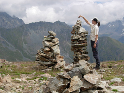 Am großen Steinmann auf dem Piz Campasc.