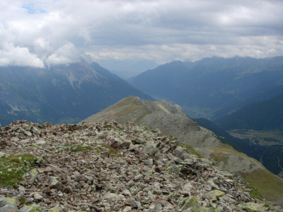 Aussicht vom Gipfel auf die umliegende Bergwelt.