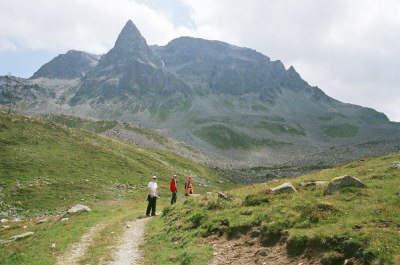 Am Beginn des Weges zum Leg Grevasalvas. Im Hintergrund der Piz da las Coluonnas.