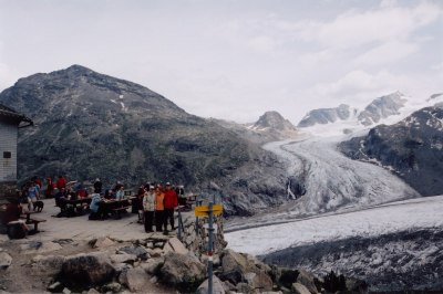 Die Terrasse der Bovalhütte mit Munt Pers und Morteratschgletscher im Hintergrund.