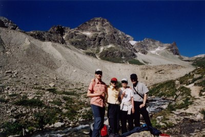 Die ganze Familie mit dem Piz Güglia im Hintergrund.