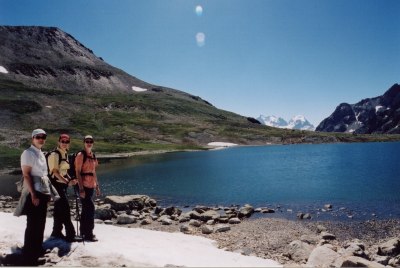 Lej Suvretta mit den weißen Spitzen von Piz Bernina und Piz Roseg.