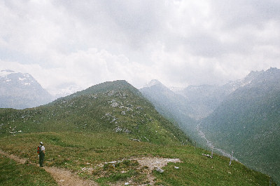 Wolken ziehen heran. Im Hintergrund der Gipfel des Muott' Ota.