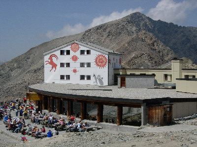 Diavolezzahütte und Bergstation der Diavolezzabahn. Im Hintergrund: Munt Pers.