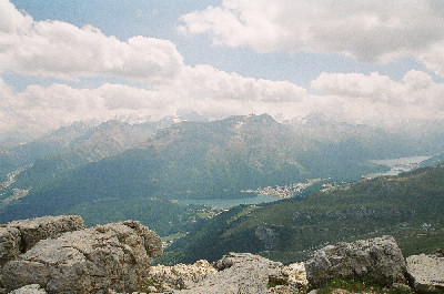 Aussicht unterhalb des Gipfels hinab ins Engadin.