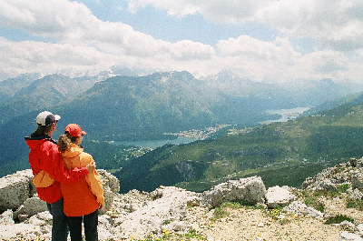 Aussicht unterhalb des Gipfels hinab ins Engadin.