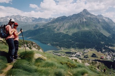Abstieg mit Blick auf den Silsersee und Maloja.