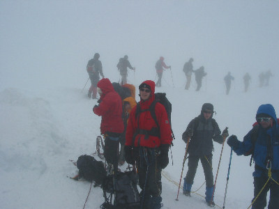 Himmel und Menschen im Nebel auf dem Großvenediger.