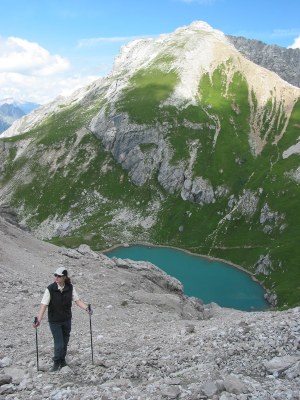 Janina im Geröllfeld. Im Hintergrund: Der Gufelsee.