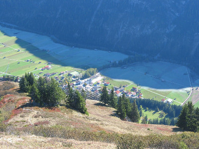 Holzgau im Lechtal mit Lawinenverbauungen.