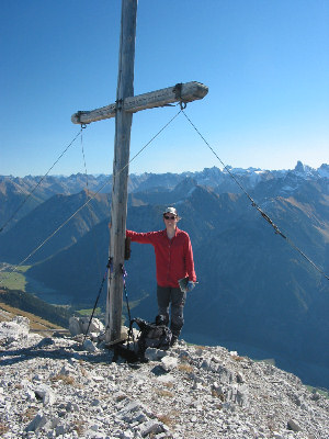 Am Gipfelkreuz der Ellbogner Spitze.