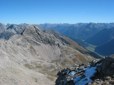 Gipfelblick zum Wilden Kasten und ins Lechtal.
