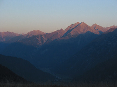 Sonnenuntergangsstimmung mit Mondaufgang im Lechtal.