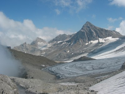 Die Schesaplana mit dem Brandner Gletscher. Am linken Bildrand: die Mannheimer Hütte.