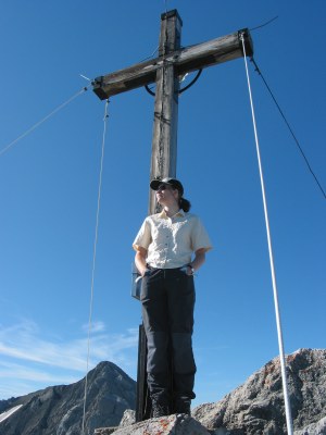 Am Gipfelkreuz des Wildbergs.