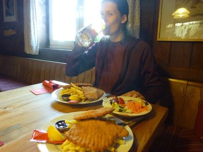 Schniposa für hungrige Gipfelstürmer in der Roßkogelhütte.