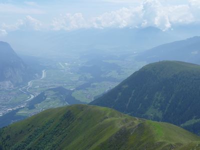 Blick zurück zum Krimpenbachsattel und ins Inntal.