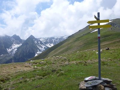 Wegweiser zur Flaurlinger Alm.