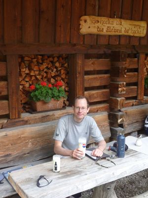 Kaiserschmarrn und Milch auf der Flaurlinger Alm.