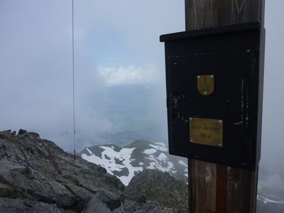 Gipfelkreuz des Rietzer Grieskogels (2884 m).