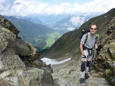 Thorsten an der Mittertalscharte. Im Hintergrund der Talort Oetz.