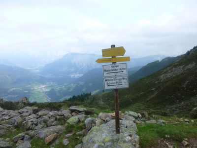 Wegweiser zur Hütte.