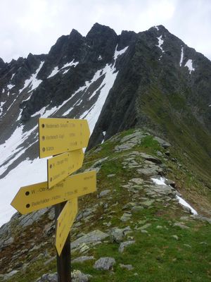 aut Wegweiser noch 5 Stunden von der Hohen Warte (Lauser) bis zur Schweinfurter Hütte.