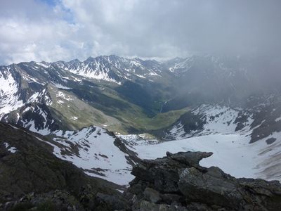 Blick hinunter auf den Steinkarferner und die Schweinfurter Hütte in weiter Entfernung.