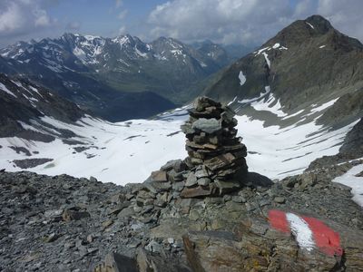 Steinmann auf der Zischgenscharte. Blick zurück zum Zischgenferner.