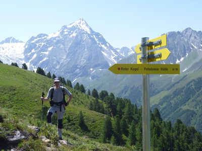 Hütte und Gipfelziel sind ausgeschildert.