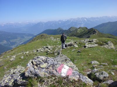 Auf leichten Wegen über den grasigen Rücken zum Breitschwemmkogel.