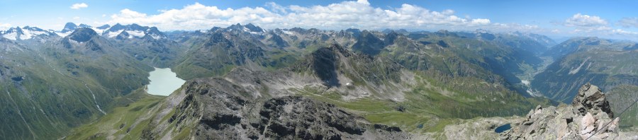 Panoramablick vom Gipfel der Vallüla auf die Silvretta.