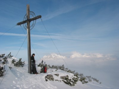 Janina am Gipfelkreuz des Simmerings.