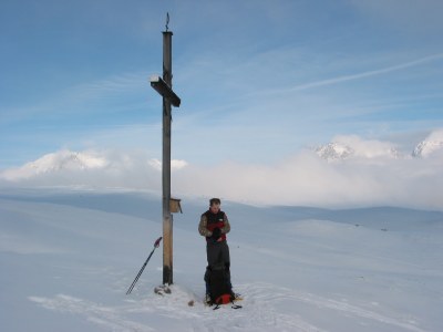 Thorsten am Kreuz des namenlosen Gipfels.