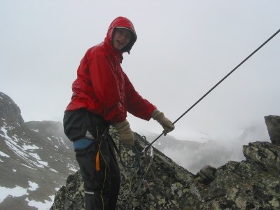 Gesichert am Drahtseil auf dem Türml-Klettersteig.