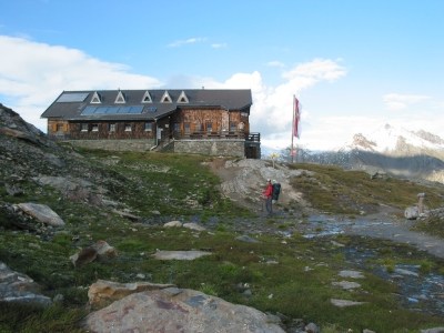 Ankunft an der Badener Hütte in der Abendsonne.