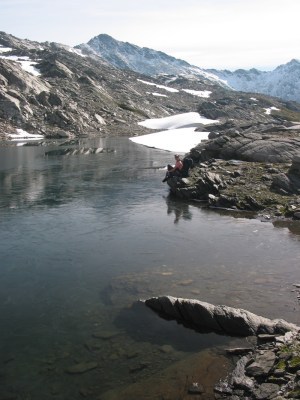 Träumen an einem gefrorenen Bergsee auf dem Wildenkogelsteig.