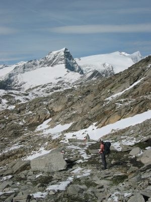 Blick zur Kristallwand. Dahinter: Hoher Zaun, Schwarze Wand und Rainerhorn.