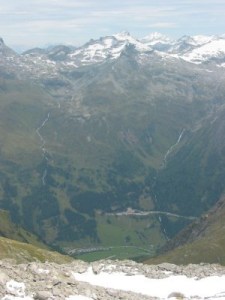 Tiefblick zum Felbertauerntunnel und Matreier Tauernhaus.