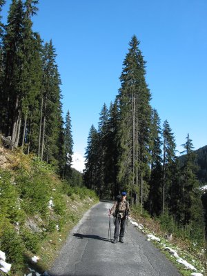 Thorsten auf der Fahrstraße zum Rasthaus Ferwall.