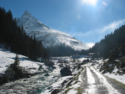 Der Patteriol mit der Konstanzer Hütte (hinten links) und der Branntweinhütte.