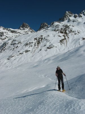 Eine Gipfelstürmerin in der Schneelandschaft.