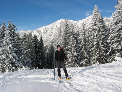 Janina mit Schneeschuhen.